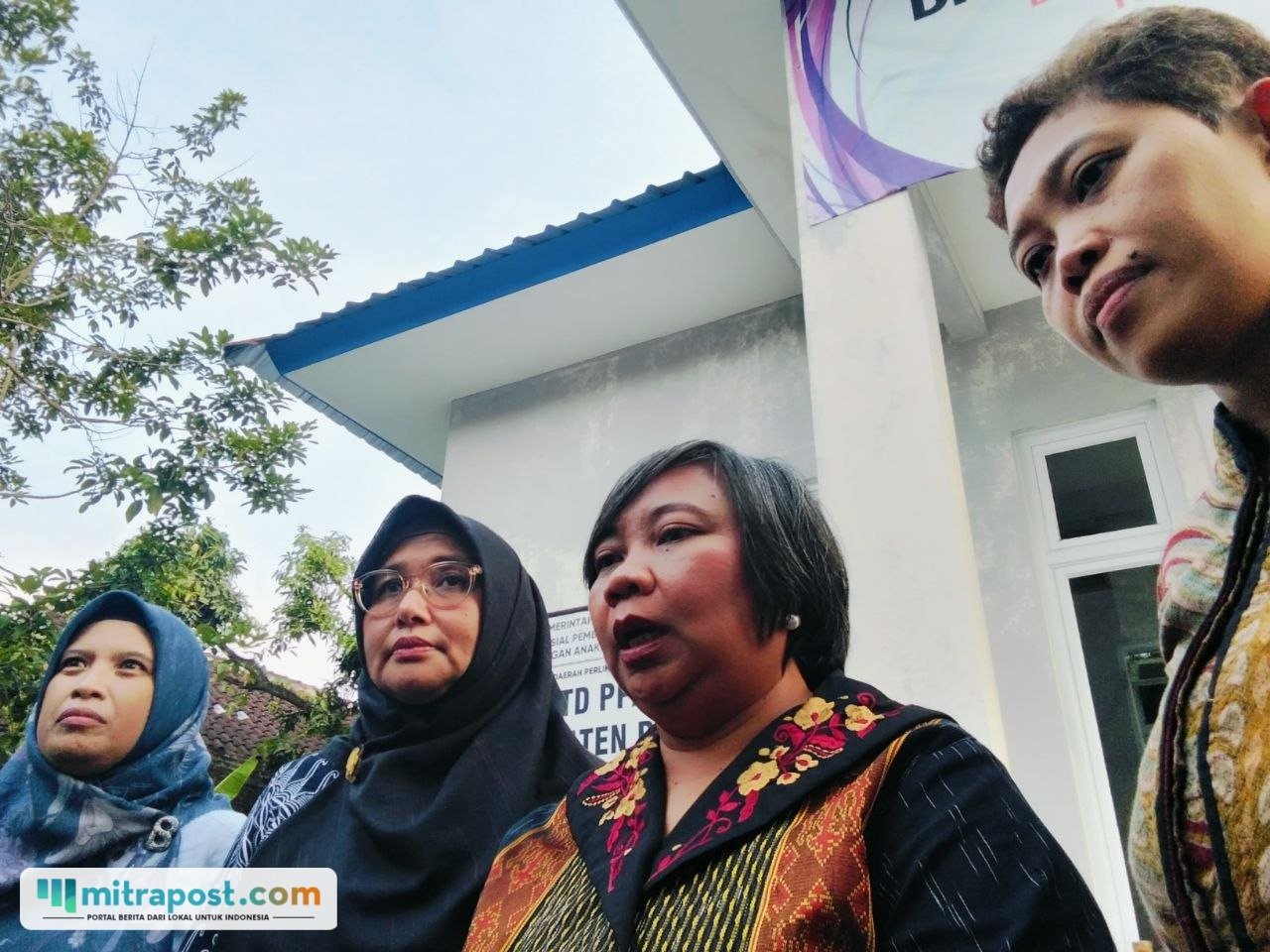 Foto : Ketua Komnas HAM RI, Anis Hidayah didampingi oleh Wakil Ketua Putu Elvina Komisioner KPAI Dian Sasmita dan Komisioner Ombudsman RI, Syafrida Rachmawati. (Sumber. Mitrapost.com/ Ilham)