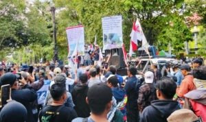 Foto : AMPB menggelar Demo di depan Polresta Pati. (Sumber. Mitrapost.com/ Ilham)