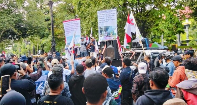 Foto : AMPB menggelar Demo di depan Polresta Pati. (Sumber. Mitrapost.com/ Ilham)