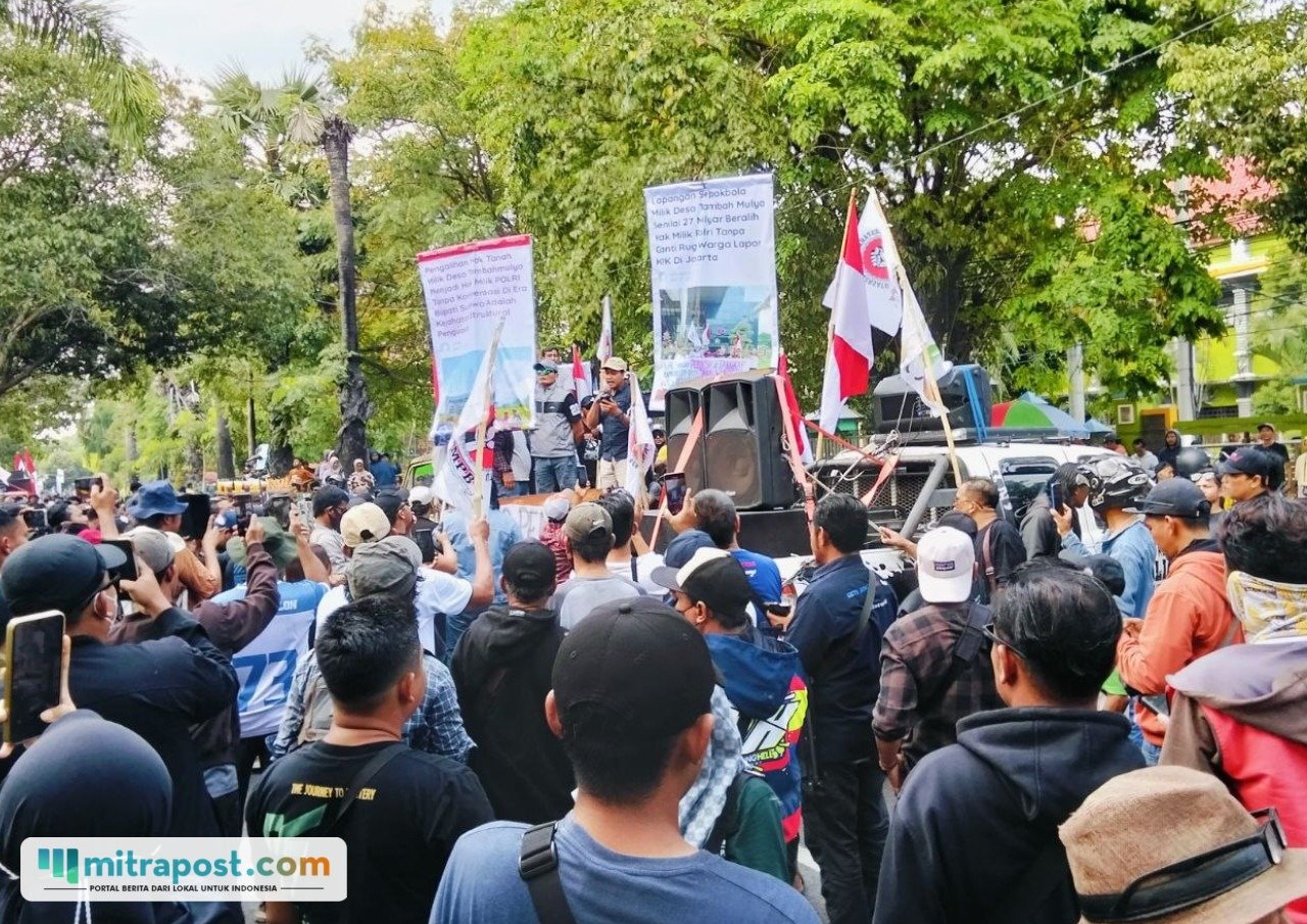Foto : AMPB menggelar Demo di depan Polresta Pati. (Sumber. Mitrapost.com/ Ilham)