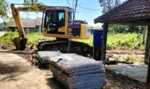 Foto : Alat berat dan kawat bronjong. (Dok. BPBD Kabupaten Pati)