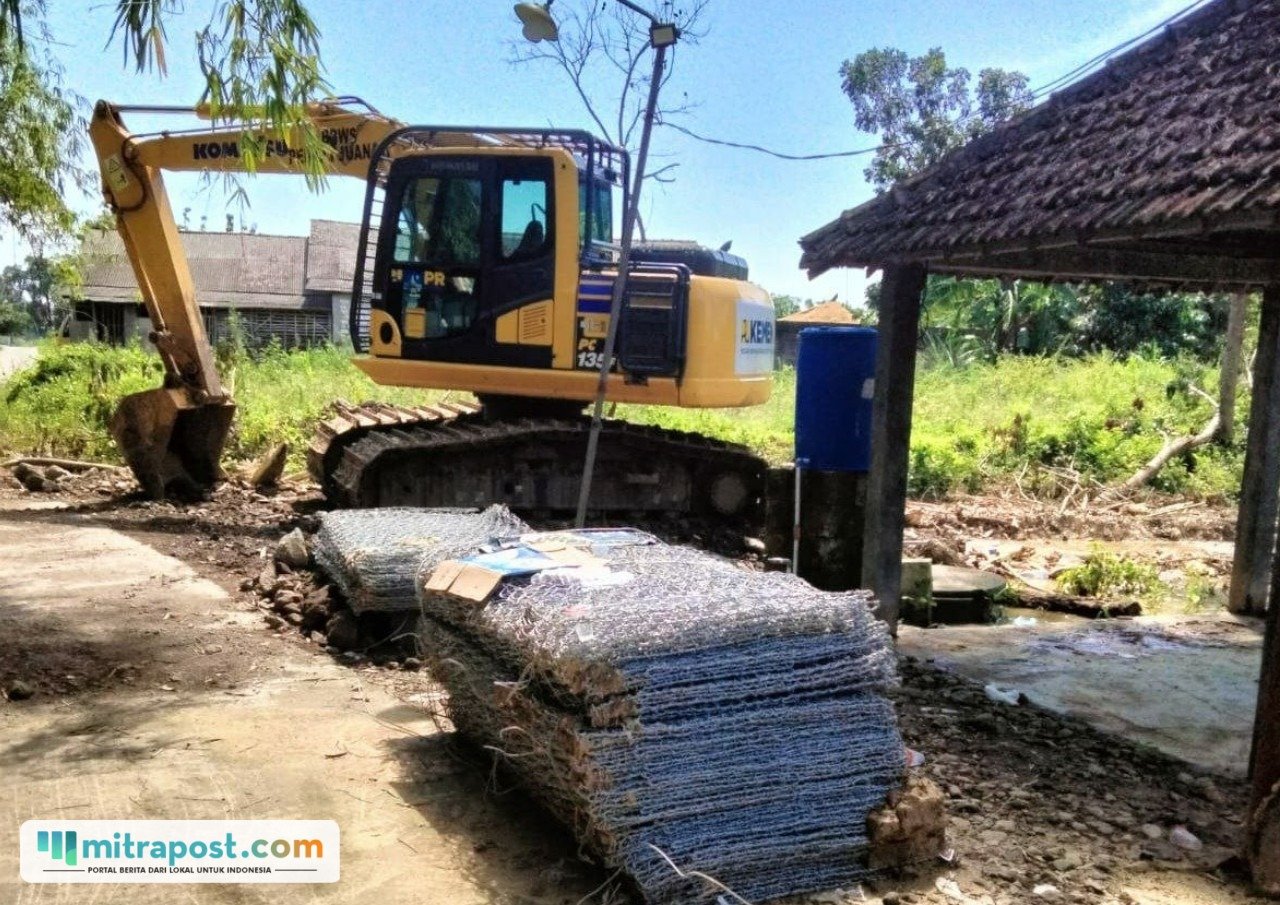 Foto : Alat berat dan kawat bronjong. (Dok. BPBD Kabupaten Pati)