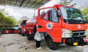 Foto : Armada truk tangki untuk dropping bantuan air bersih terparkir di area BPBD Kabupaten Pati, belum lama ini. (Sumber. Mitrapost.com/ Ilham)