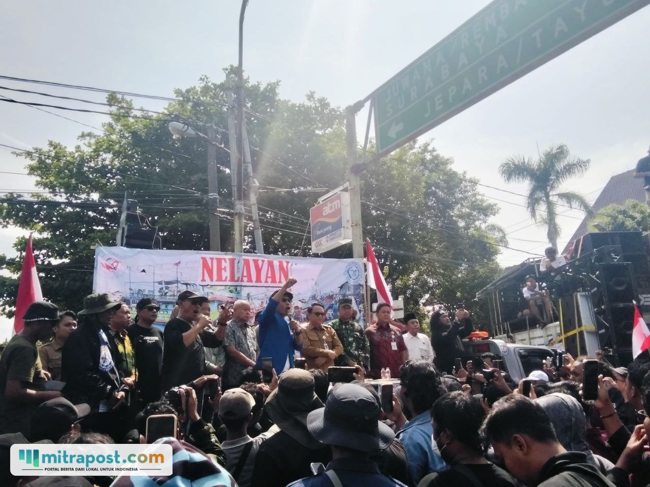 Foto : Demo Nelayan di Alun-alun Simpang Lima Pati. (Sumber. Mitrapost.com/ Ilham)