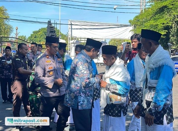 Foto : Pemberangkatan ratusan jemaah haji Kabupaten Pati di halaman Setda Kabupaten Pati. (Dok. Humas Kemenhaj Pati)