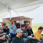 Foto : Anggota Komisi B DPRD Kabupaten Pati, Mukit saat menyampaikan aspirasi masyarakat nelayan kepada DPR RI Komisi IV, Rohmin Dahuri di Dermaga Desa Bendar Kecamatan Juwana. (Sumber. Mitrapost.com/ Ilham) Kenaikan BBM