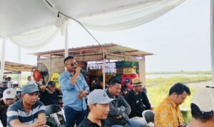 Foto : Anggota Komisi B DPRD Kabupaten Pati, Mukit saat menyampaikan aspirasi masyarakat nelayan kepada DPR RI Komisi IV, Rohmin Dahuri di Dermaga Desa Bendar Kecamatan Juwana. (Sumber. Mitrapost.com/ Ilham)