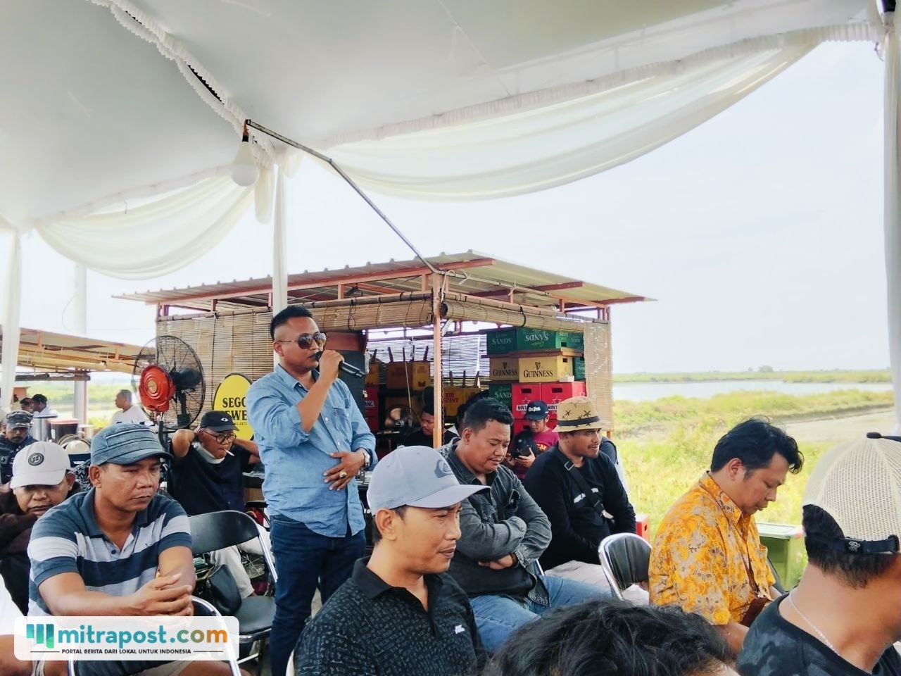 Foto : Anggota Komisi B DPRD Kabupaten Pati, Mukit saat menyampaikan aspirasi masyarakat nelayan kepada DPR RI Komisi IV, Rohmin Dahuri di Dermaga Desa Bendar Kecamatan Juwana. (Sumber. Mitrapost.com/ Ilham)