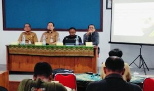 Foto : Anggota Komisi C DPRD Kabupaten Pati, Karmijan saat memberikan pengantar di aula Diskominfo Pati. (Sumber. Mitrapost.com/ Ilham)