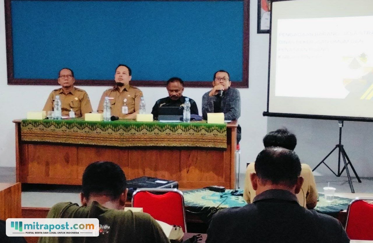 Foto : Anggota Komisi C DPRD Kabupaten Pati, Karmijan saat memberikan pengantar di aula Diskominfo Pati. (Sumber. Mitrapost.com/ Ilham)