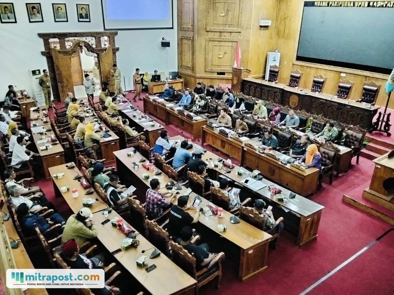 Foto : Rapat dengar pendapat di Ruang Rapat Paripurna DPRD Kabupaten Pati bersama dengan PKL. (Sumber. Mitrapost.com/ Ilham)