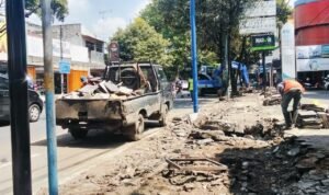 Foto : Pembongkaran Trotoar di Jalan Panglima Sudirman Pati pada Kamis (21/05/2026). (Sumber. Mitrapost.com/ Ilham)