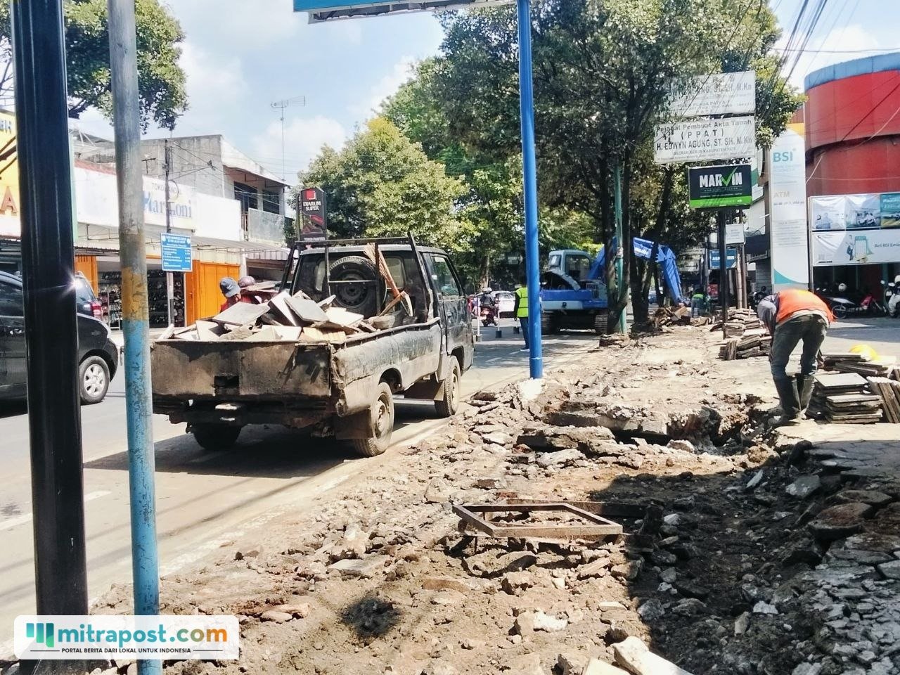 Foto : Pembongkaran Trotoar di Jalan Panglima Sudirman Pati pada Kamis (21/05/2026). (Sumber. Mitrapost.com/ Ilham)