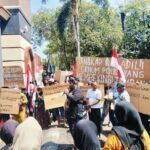 Foto : JMPPK dan Sukolilo Bangkit lakukan aksi demonstrasi di depan kantor Polresta Pati, Jumat (29/05/2026). (Sumber. Mitrapost.com/ Ilham) Foto : JMPPK dan Sukolilo Bangkit lakukan aksi demonstrasi di depan kantor Polresta Pati, Jumat (29/05/2026). (Sumber. Mitrapost.com/ Ilham) Hari Anti Tambang