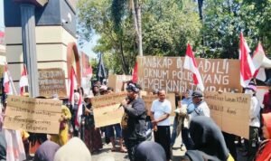 Foto : JMPPK dan Sukolilo Bangkit lakukan aksi demonstrasi di depan kantor Polresta Pati, Jumat (29/05/2026). (Sumber. Mitrapost.com/ Ilham) Foto : JMPPK dan Sukolilo Bangkit lakukan aksi demonstrasi di depan kantor Polresta Pati, Jumat (29/05/2026). (Sumber. Mitrapost.com/ Ilham) Hari Anti Tambang