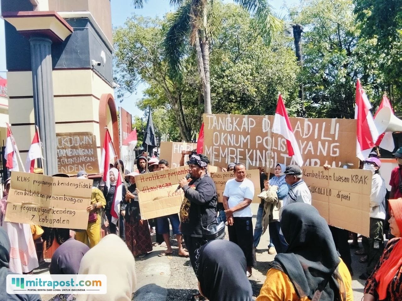 Foto : JMPPK dan Sukolilo Bangkit lakukan aksi demonstrasi di depan kantor Polresta Pati, Jumat (29/05/2026). (Sumber. Mitrapost.com/ Ilham) Hari Anti Tambang