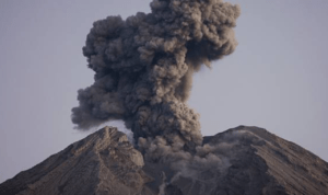 Gunung Semeru Dilaporkan Kembali Erupsi hingga 3 Kali Pagi Ini, Letusan Capai 900 Meter
