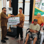 Foto : Penerima Manfaat menerima bantuan zakat dari Baznas Kabupaten Pati di Pendopo, Selasa (30/06/2026).
