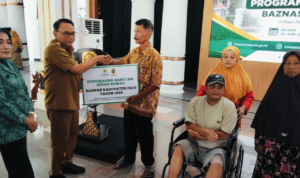 Foto : Penerima Manfaat menerima bantuan zakat dari Baznas Kabupaten Pati di Pendopo, Selasa (30/06/2026).