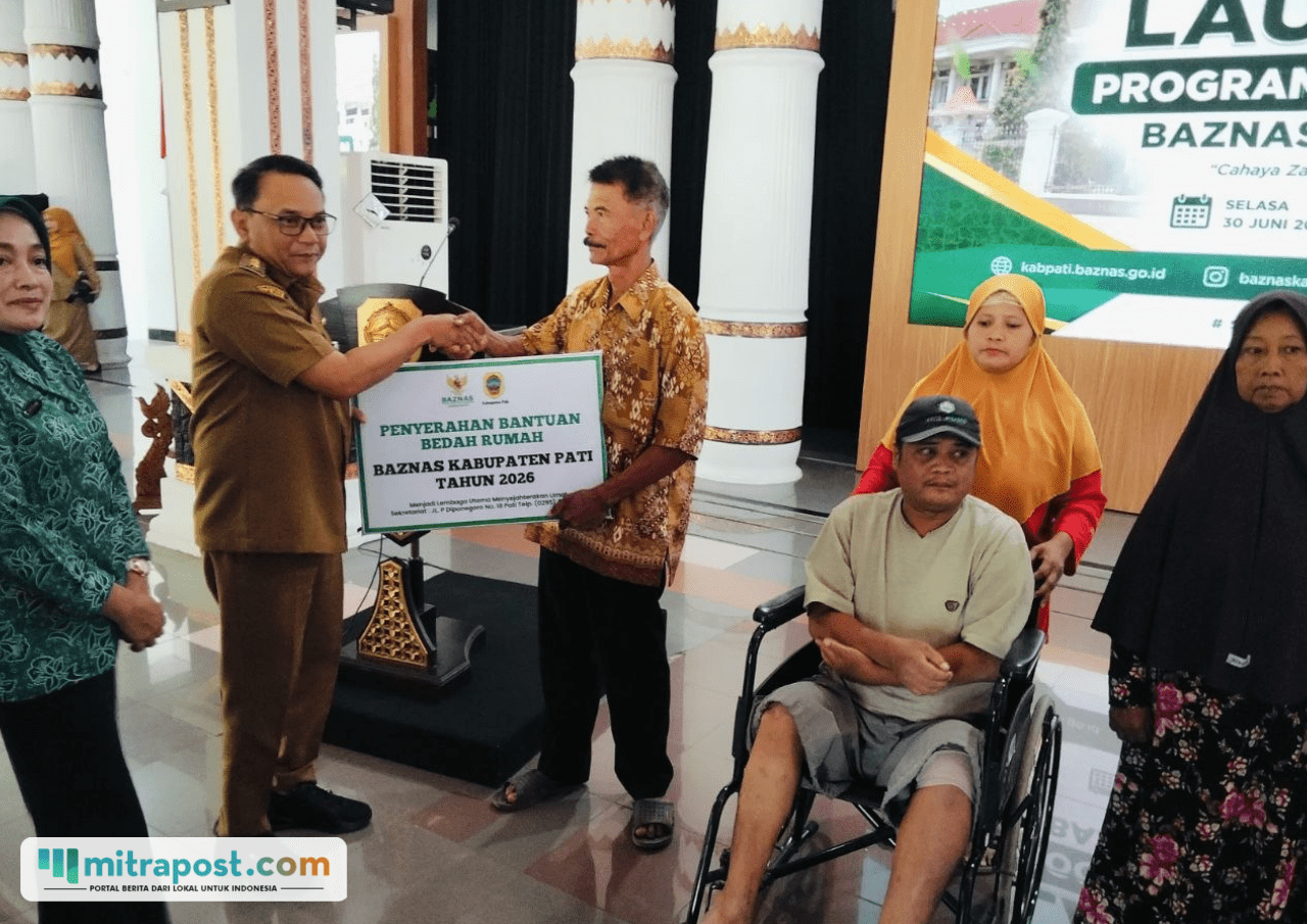 Foto : Penerima Manfaat menerima bantuan zakat dari Baznas Kabupaten Pati di Pendopo, Selasa (30/06/2026).