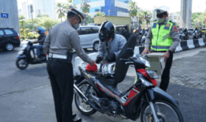 Ilustrasi Polisi Lakukan Tilang Fokus Hari Bhayangkara, Korlantas Polri Tunda Pelaksanaan Operasi Patuh 2026