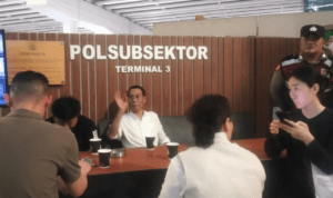Polresta Bandara Soetta Tangani Keributan Antar WNA di Counter Check-in Cathay Pacific Polresta Bandara Soetta Tangani Keributan Antar WNA di Counter Check-in Cathay Pacific