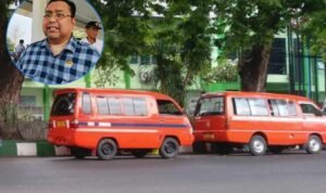 Foto: angkot saat ngetem di di depan SMPN 4 Pati (Mitrapost.com) Foto: angkot saat ngetem di di depan SMPN 4 Pati (Mitrapost.com)