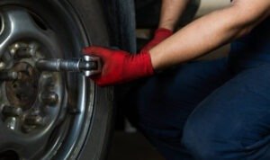 Ilustrasi pencuri ban truk/istock