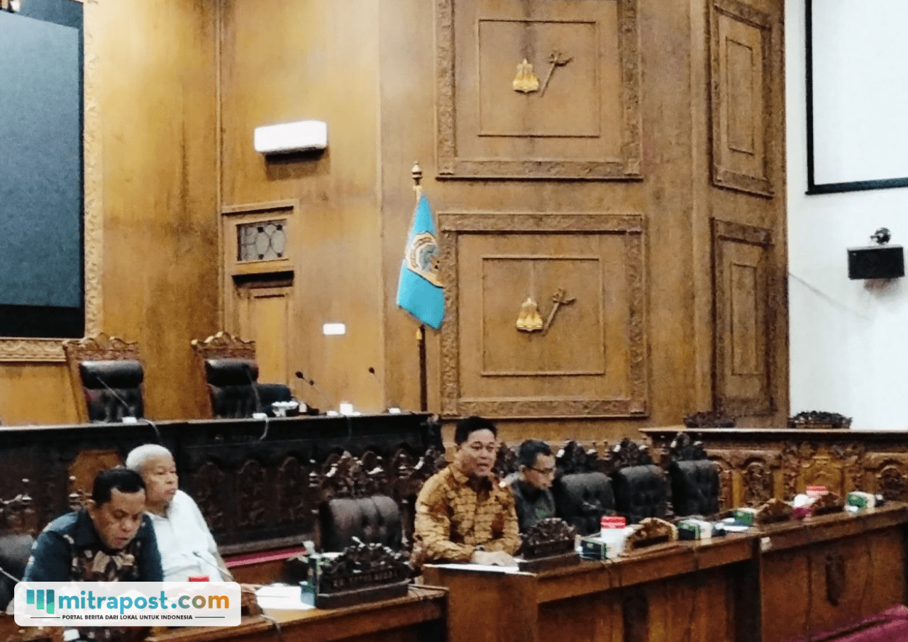 Foto : Ketua DPRD Kabupaten Pati, Ali Badruddin saat memimpin audiensi dengan Gerakan Petani Karangsari, Kecamatan Cluwak. (Sumber. Mitrapost.com/ Ilham)