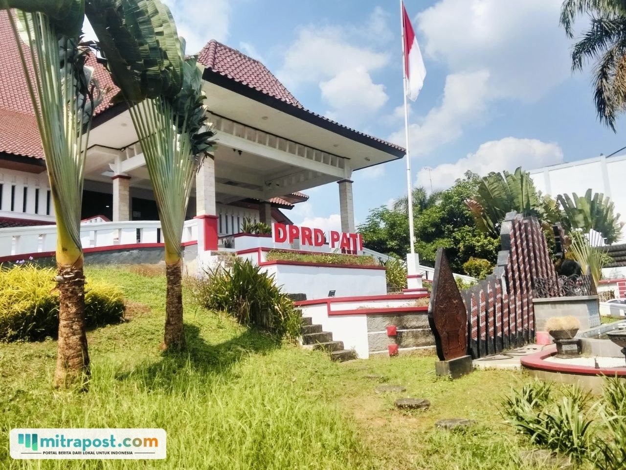 Foto : Gedung DPRD Kabupaten Pati. (Sumber. Mitrapost.com/ Ilham) Jalan Rusak