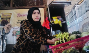 Foto : Pedagang sayur di Pasar Puri Baru sedang melakukan aktivitas jual beli. (Sumber. Mitrapost.com/ Ilham)