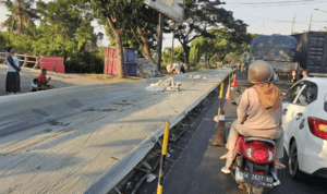 Foto : Sepanjang 3,24 Kilometer Jalan Pantura Pati - Rembang diperbaiki. (Sumber. Mitrapost.com/ Ilham)