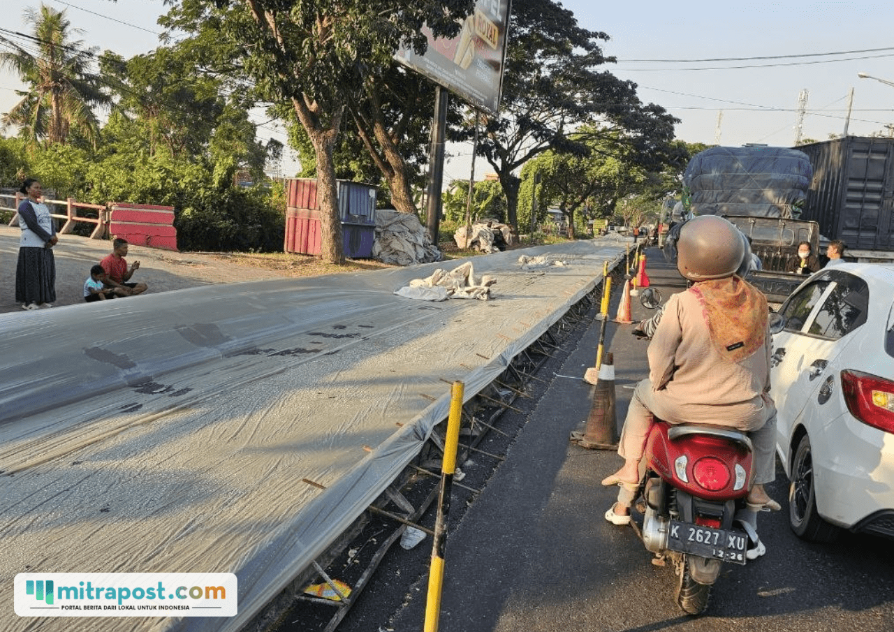 Foto : Sepanjang 3,24 Kilometer Jalan Pantura Pati - Rembang diperbaiki. (Sumber. Mitrapost.com/ Ilham)