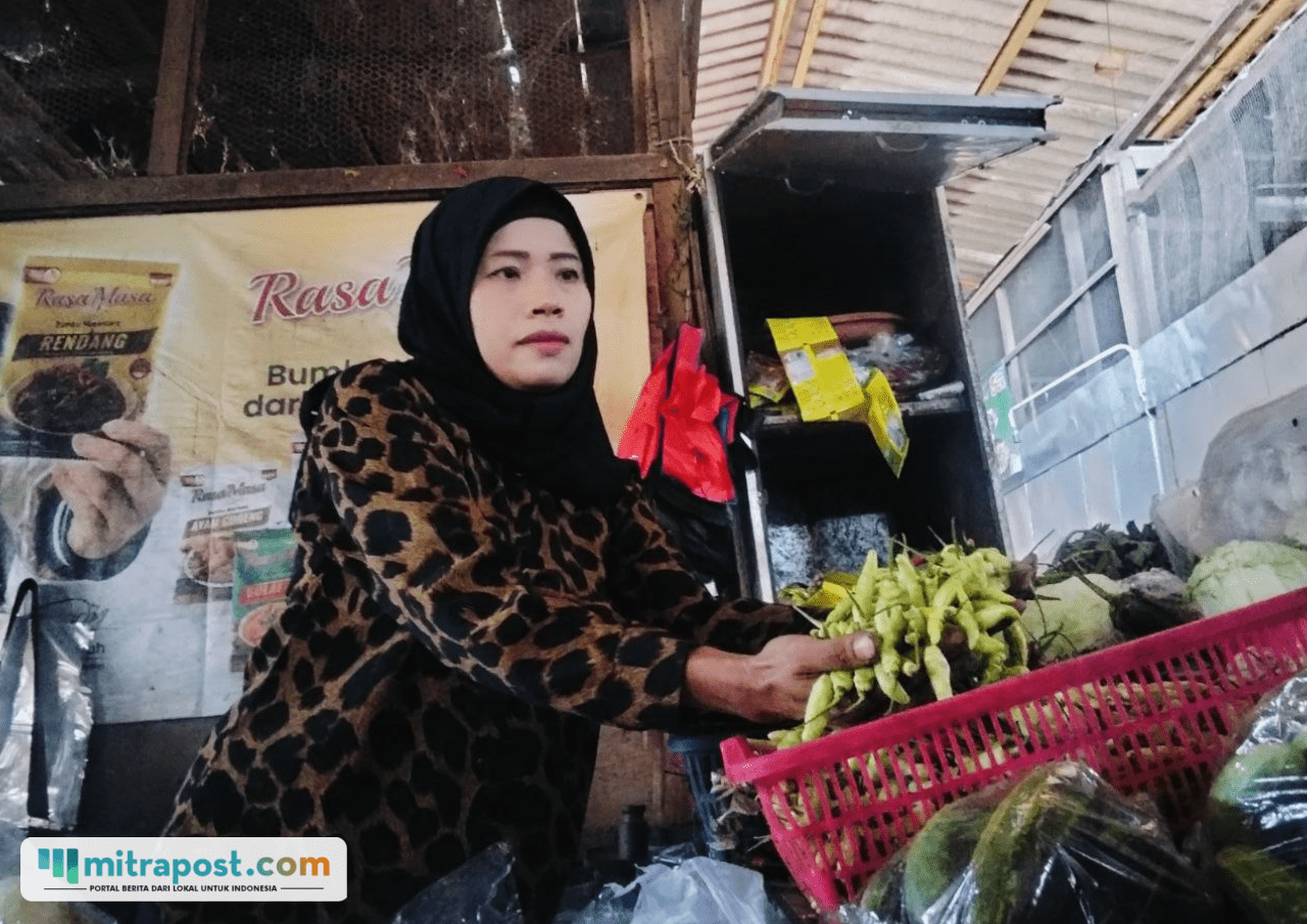 Foto : Pedagang sayur di Pasar Puri Baru sedang melakukan aktivitas jual beli. (Sumber. Mitrapost.com/ Ilham) Harga Bahan Pokok