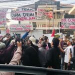 Foto : Aksi Demo AMPB di depan Kantor Kejari Pati. (Sumber. Mitrapost.com/ Ilham)