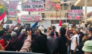 Foto : Aksi Demo AMPB di depan Kantor Kejari Pati. (Sumber. Mitrapost.com/ Ilham)