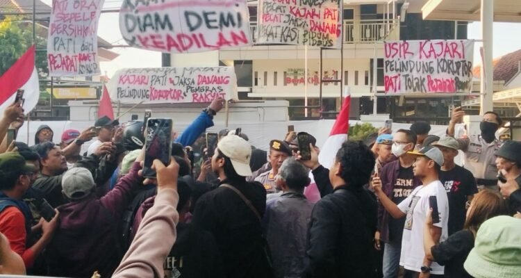 Foto : Aksi Demo AMPB di depan Kantor Kejari Pati. (Sumber. Mitrapost.com/ Ilham)
