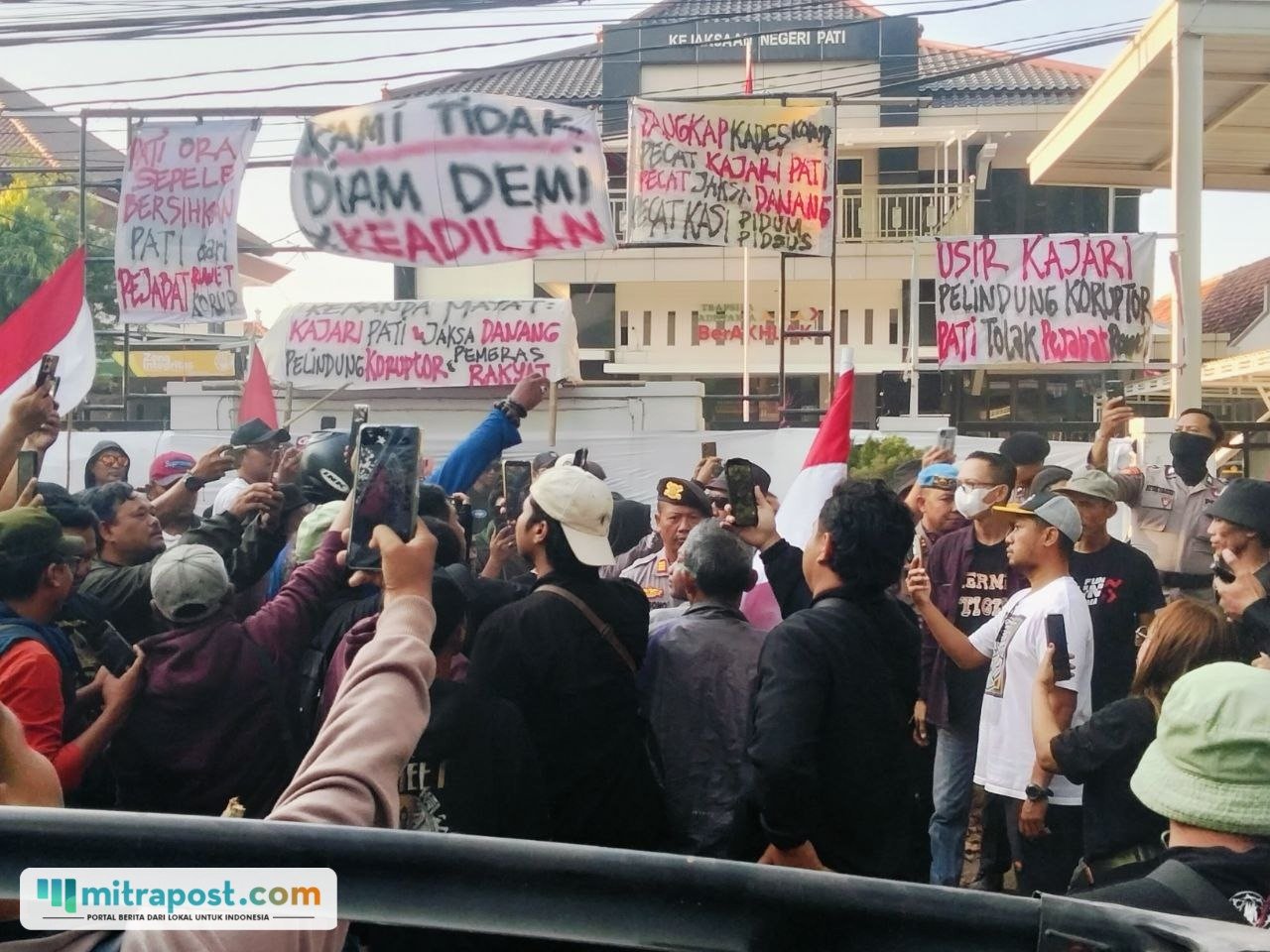 Foto : Aksi Demo AMPB di depan Kantor Kejari Pati. (Sumber. Mitrapost.com/ Ilham)