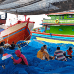Foto : Anak Buah Kapal (ABK) mulai mempersiapkan kapal untuk rencana melaut di bulan Agustus 2026. (Sumber. Mitrapost.com/ Ilham) BBM