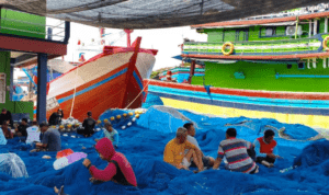 Foto : Anak Buah Kapal (ABK) mulai mempersiapkan kapal untuk rencana melaut di bulan Agustus 2026. (Sumber. Mitrapost.com/ Ilham)