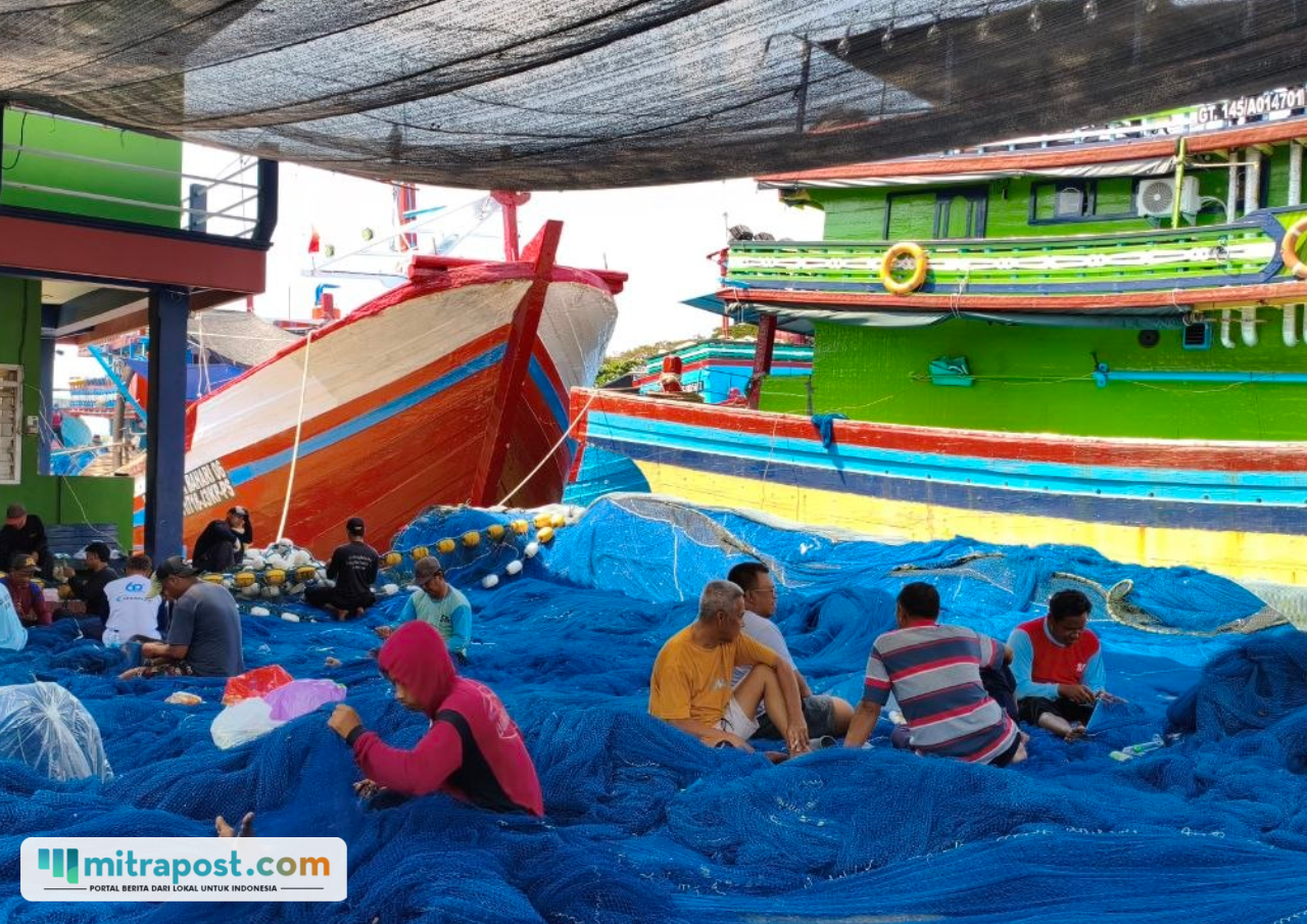 Foto : Anak Buah Kapal (ABK) mulai mempersiapkan kapal untuk rencana melaut di bulan Agustus 2026. (Sumber. Mitrapost.com/ Ilham) BBM