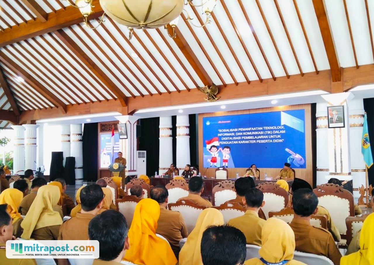 Foto : Pemkab Pati gelar sosialisasi pemanfaatan teknologi digital untuk penguatan karakter peserta didik di pendopo Kabupaten Pati, Selasa (14/07/2026) siang. (Sumber. Mitrapost.com/ Ilham) Konsultasi Digital