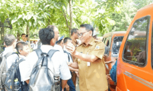 Foto : Plt Bupati Pati, Risma Ardhi Chandra saat mengecek kondisi angkutan di SMP Negeri 4 Pati. (Dok. Humas Pemkab Pati)