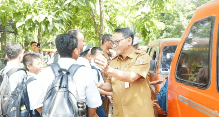 angkudes Foto : Plt Bupati Pati, Risma Ardhi Chandra saat mengecek kondisi angkutan di SMP Negeri 4 Pati. (Dok. Humas Pemkab Pati)