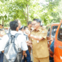 Foto : Plt Bupati Pati, Risma Ardhi Chandra saat mengecek kondisi angkutan di SMP Negeri 4 Pati. (Dok. Humas Pemkab Pati)