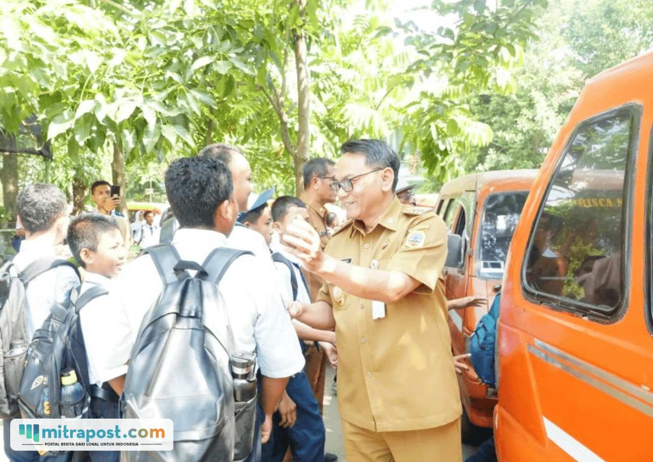 Foto : Plt Bupati Pati, Risma Ardhi Chandra saat mengecek kondisi angkutan di SMP Negeri 4 Pati. (Dok. Humas Pemkab Pati)