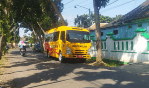 Foto : Bus Sekolah di lingkungan Sekolah Luar Biasa di Kecamatan Margorejo, belum lama ini. (Sumber. Mitrapost.com/ Ilham)