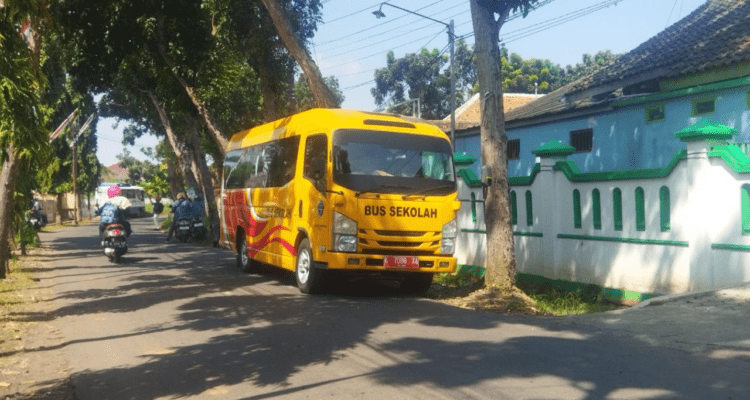 Foto : Bus Sekolah di lingkungan Sekolah Luar Biasa di Kecamatan Margorejo, belum lama ini. (Sumber. Mitrapost.com/ Ilham)