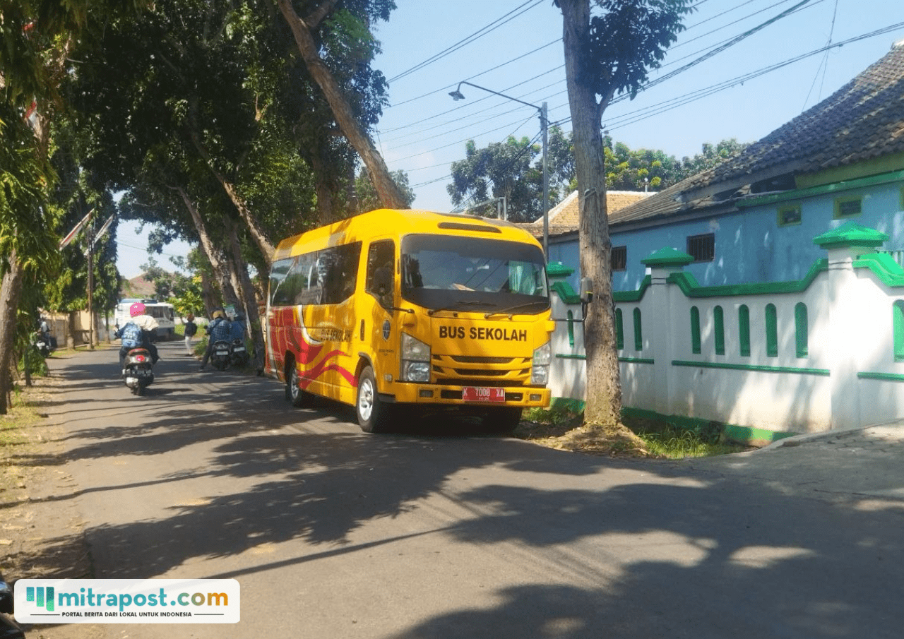 Foto : Bus Sekolah di lingkungan Sekolah Luar Biasa di Kecamatan Margorejo, belum lama ini. (Sumber. Mitrapost.com/ Ilham)