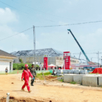 Foto : Para pekerja di Sekolah Rakyat Kecamatan Tlogowungu Kabupaten Pati keluar dari proyek hendak melakukan istirahat, diambil awal bulan Juni 2026 lalu. (Sumber. Mitrapost.com/ Ilham)